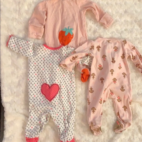 Bundle of 3 Pairs of Carter’s footed pajamas - Picture 5 of 5